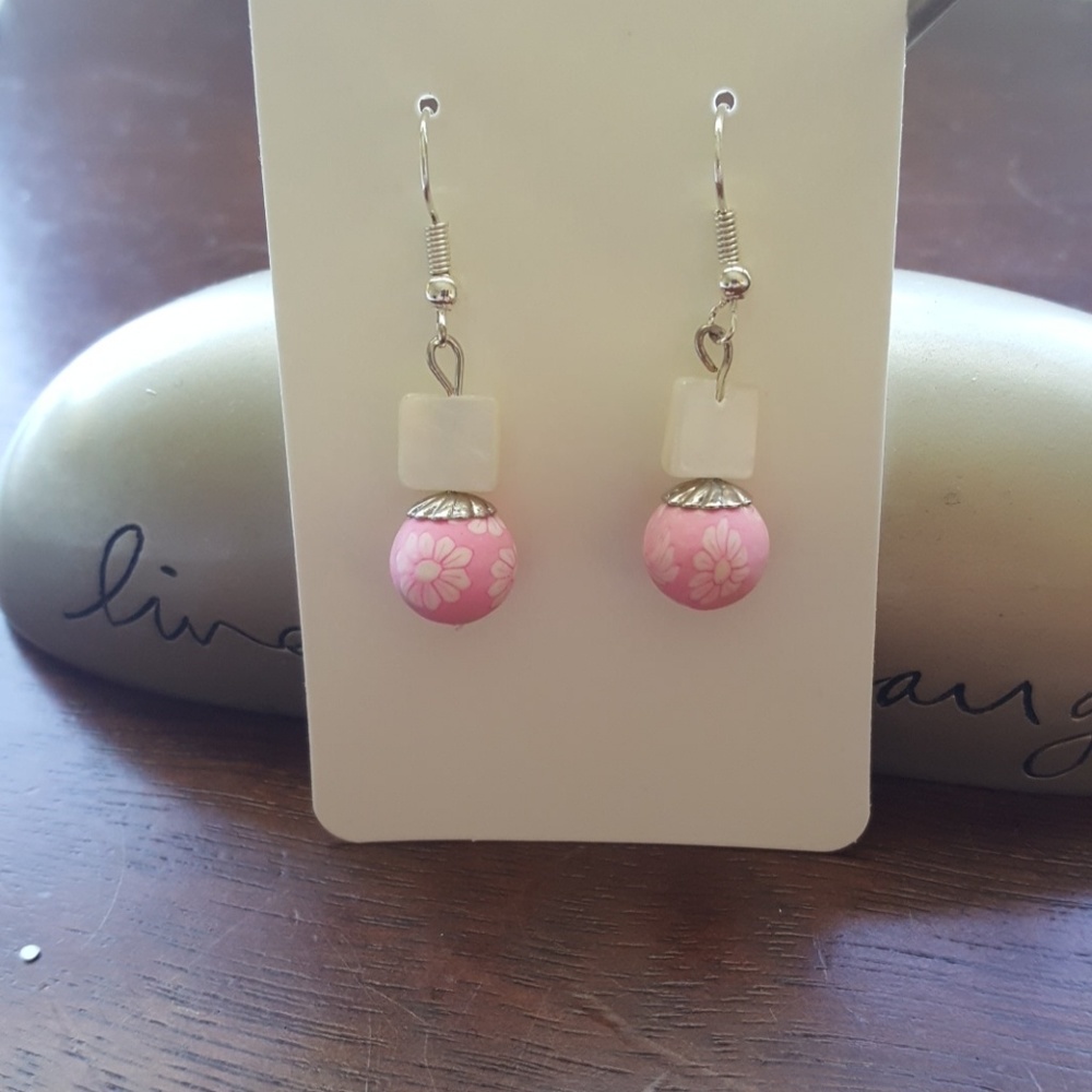 Pink & White 🌼 Flower Earrings 💎